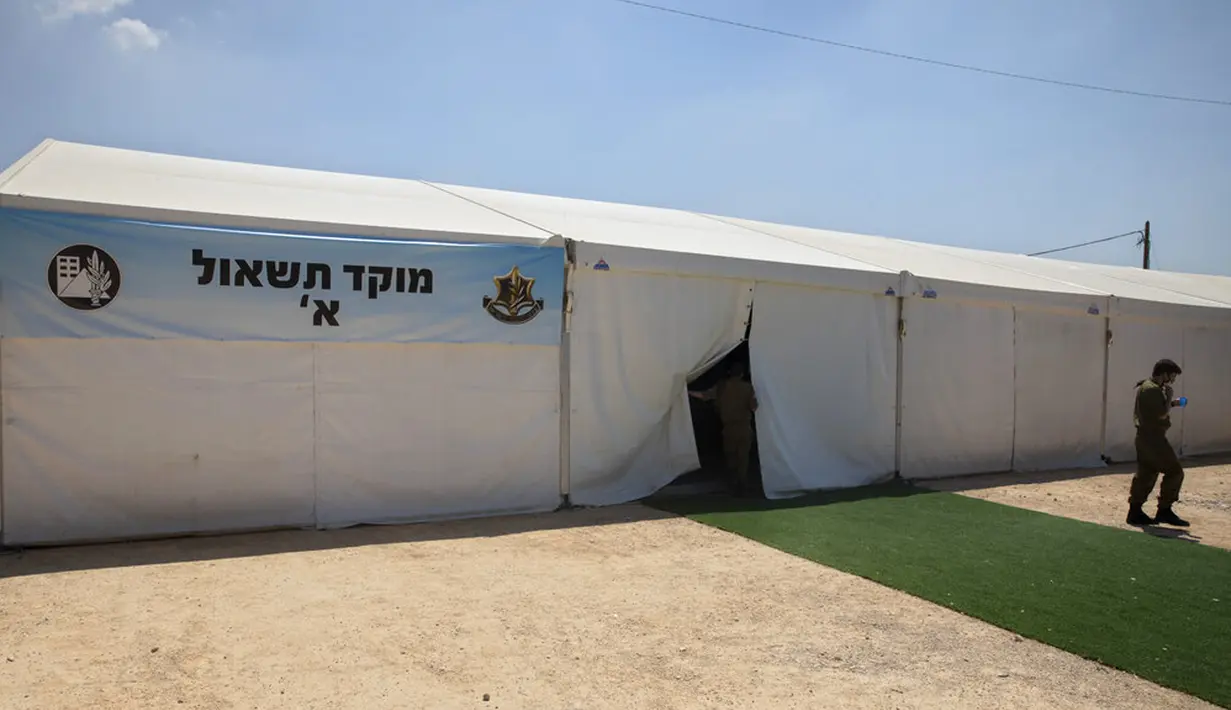 Tenda tempat tentara mewawancarai seseorang yang terinfeksi COVID-19 untuk mengidentifikasi dengan siapa orang tersebut telah berhubungan, Markas Home Front Command, Ramle, Israel, 25 Agustus 2020. Israel mengerahkan tentara untuk membantu menghadapi pandemi COVID-19. (AP Photo/Sebastian Scheiner)