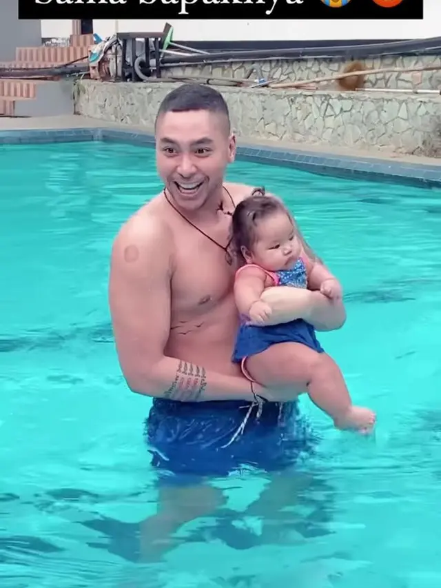 Momen Xarena anak Siti badriah dan Krisjiana Baharudin bermain di kolam renang. (Foto: Instagram Stories/sitibadriah)