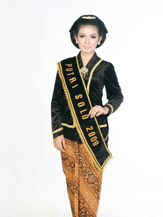 Inilah sosok dara ayu yang terpilih menjadi Putri Solo 2009. Namanya Selvi Ananda Putri yang tak lama lagi akan menjadi menantu Presiden Jokowi. 