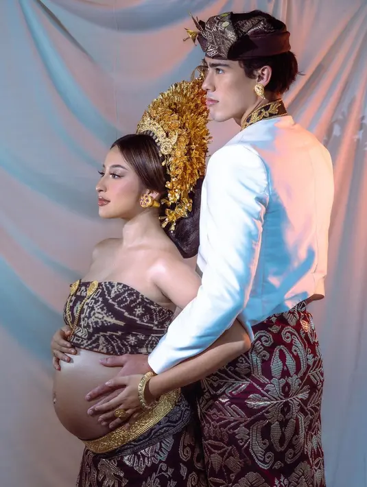 Makeup bold dengan rambut yang disanggul rapi, bukankah Jennifer Coppen benar-benar terlihat seperti pengantin Bali? Foto: Instagram.