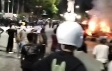 Demo Depan Mako Brimob Solo Kembali Pecah, Massa Geser ke Patung Gladag hingga Merobohkan Gapura Sekaten Keraton Surakarta
