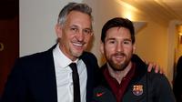 Bintang Barcelona, Lionel Messi (kanan) bertemu dengan Gary Lineker di London, Selasa (20/2/2018) pagi waktu setempat.  (Sport.es)