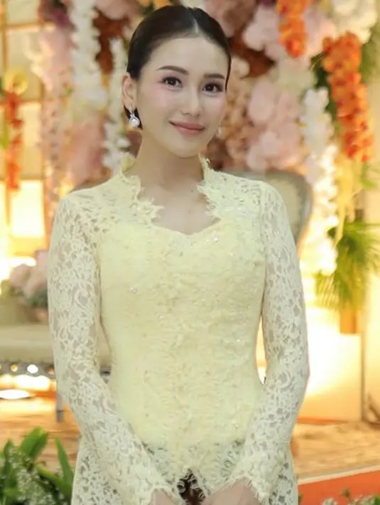 Ayu Ting Ting mengenakan anting-anting silver serta kedua cincinnya. [@ayutingting92]