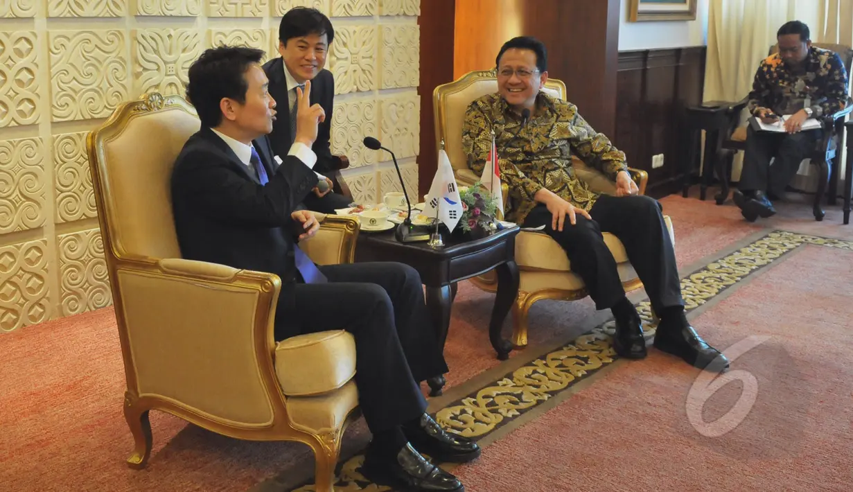 Ketua DPD RI Irman Gusman (kanan) berbincang dengan Gubenur Gyeonggi Republik Korea YM.Mr Nam Kung Pil (kiri) dan rombongan di Ruang Delegasi, Komplek Parlemen, Senayan, Jakarta, Senin (11/5/2015). (Liputan6.com/Andrian M Tunay)