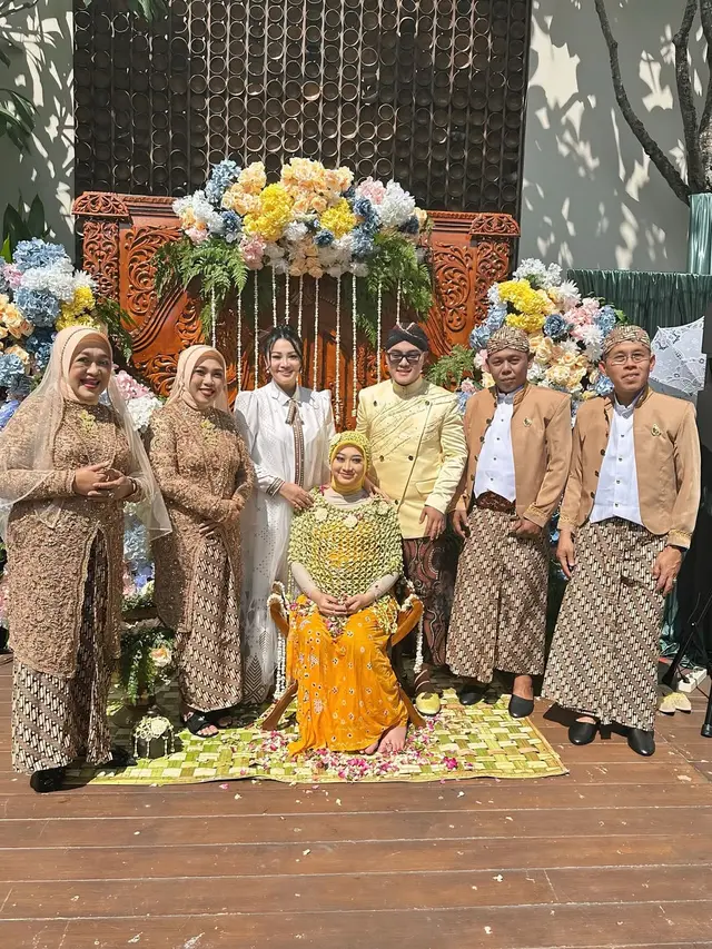 7 Potret Tamu Artis di Acara Mitoni Istri Danang DA, Ada Ayu Ting Ting hingga Tiara Andini!
