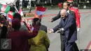 Presiden Afganistan Mohammad Ashraf Ghani menghampiri sejumlah anak yang ikut menyambut kedatangannya di Istana Merdeka, Jakarta, Rabu (5/4). (Liputan6.com/Angga Yuniar)
