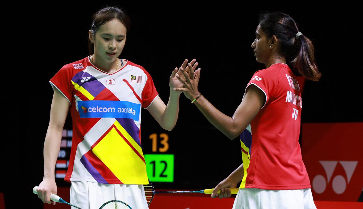 Pearly Tan/Thinaah Muralitharan. Pasangan ganda putri Malaysia yang diunggulkan di posisi ke-8 ini dikalahkan pasangan Skotlandia, Julie MacPherson/Ciara Torrance dengan straight game 17-21, 14-21. Kedua pasangan belum pernah bertemu sebelumnya. (AFP/PBSI)