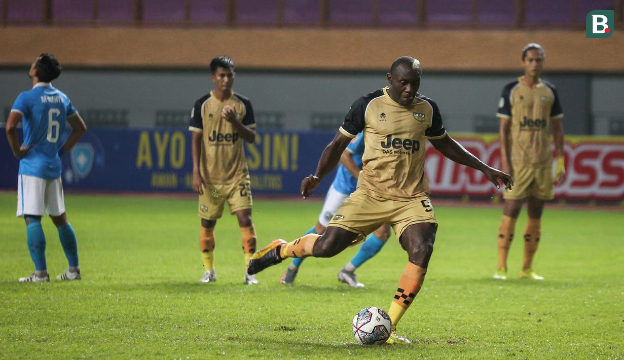 Namun pertandingan akhirnya dilanjutkan dan Herman Dzumafo yang menjadi algojo berhasil menutaskan tugasnya dengan baik dan membuat Dewa United unggul 1-0. (Bola.com/Bagaskara Lazuardi)