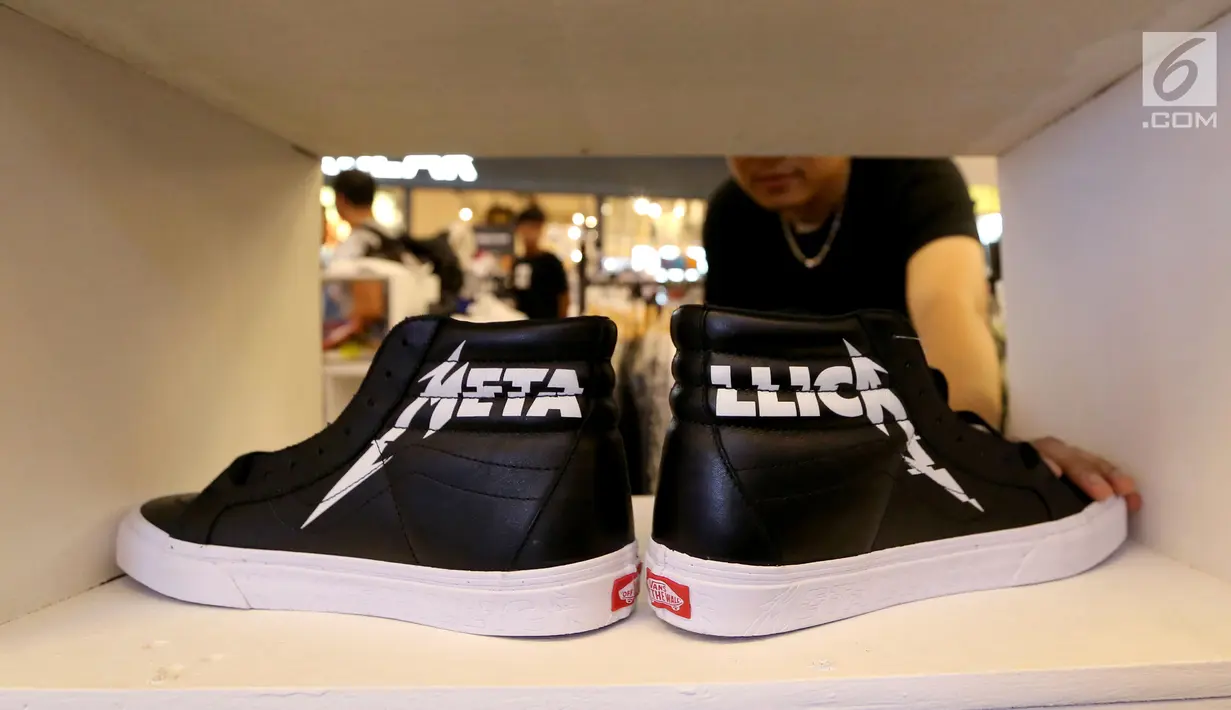 Wujud sepatu sneaker seperti yang pernah dipakai Presiden Jokowi di Atrium Lippo Mall Kemang, Jakarta, Rabu (18/4). Sepatu sneaker Vans Hi Reissue dipakai Jokowi saat touring ke Sukabumi. (Liputan6.com/Fery Pradolo)