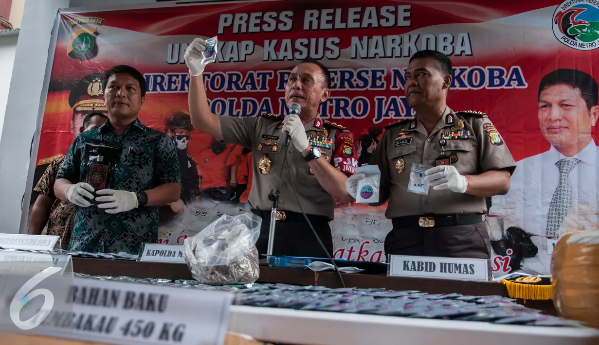 Kapolda Metro Jaya, M Iriawan menunjukan barang bukti tembakau Gorila saat ungkap kasus tindak pidana narkotika di Ditresnarkoba Polda Metro Jaya, Jakarta, Jumat (3/2). (Liputan6.com/Gempur M. Surya)