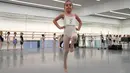 Angelica DeRosa mengikuti audisi sekolah balet terkenal di dunia, School of American Ballet (SAB), di Lincoln Center, New York, Senin (1/4). Sekolah balet ini memilih sekitar 100 anak perempuan dan laki-laki berusia 6 tahun untuk mengikuti pelatihan pada musim gugur nanti. (TIMOTHY A. CLARY/AFP)