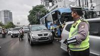 Petugas kepolisian menilang pengendara mobil yang melanggar aturan ganjil genap di Jalan MT Haryono, Jakarta, Kamis (28/10/2021). Para pelanggar sistem ganjil genap dikenakan sanksi tilang berupa denda maksimal Rp500 ribu. (merdeka.com/Iqbal S Nugroho)
