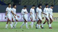 Timnas Indonesia U-17 kalah dari Malaysia U-17 dalam laga kedua Grup A Piala AFF U-17 2026 di Stadion Gelora Joko Samudro, Gresik, Kamis (16/4/2026) malam WIB. (Bola.com/Muhammad Iqbal Ichsan)