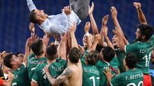 Para pemain Timnas Meksiko mengangkat sang pelatih, Jaime Lozano, berselebrasi setelah mengalahkan Jepang pada perebutan medali perunggu di sepak bola Olimpiade Tokyo, Kamis (6/8/2021). (AP Photo/Martin Mejia)