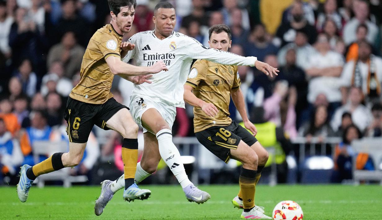Real Madrid harus berjuang ekstra membendung perlawanan sang tamu. Los Blancos lolos ke partai final Copa Del Rey dengan kemenangan agregat 5-4. (AP Photo/Bernat Armangue)
