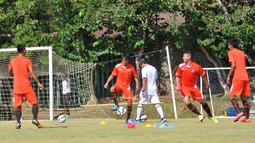 Suasana latihan Persija yang serius tapi santai di Lapangan Kusuma Agrowisata, Batu, Malang, Rabu (4/11/2015). (Bola.com/Kevin Setiawan)