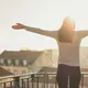 Cara kita memulai pagi ternyata lebih dari sekadar rutinitas, ini fondasi hidup sehat untuk mencegah penyakit kronis seperti diabetes, hipertensi, dan penyakit jantung. [Dok/Pexels.com/Julian Jagtenberg].