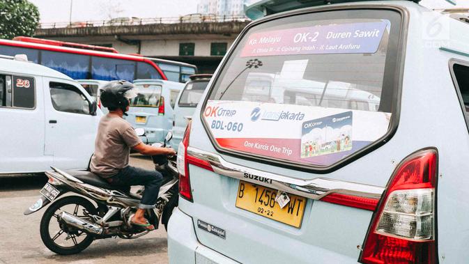 Angkot OK Otrip berada di Terminal Kampung Melayu, Jakarta, Selasa (16/10). Menurut Djoko Setijowarno program OK OTrip gagal karena masih jauh dari harapan serta banyak target yang belum tercapai. (Liputan6.com/Immanuel Antonius)
