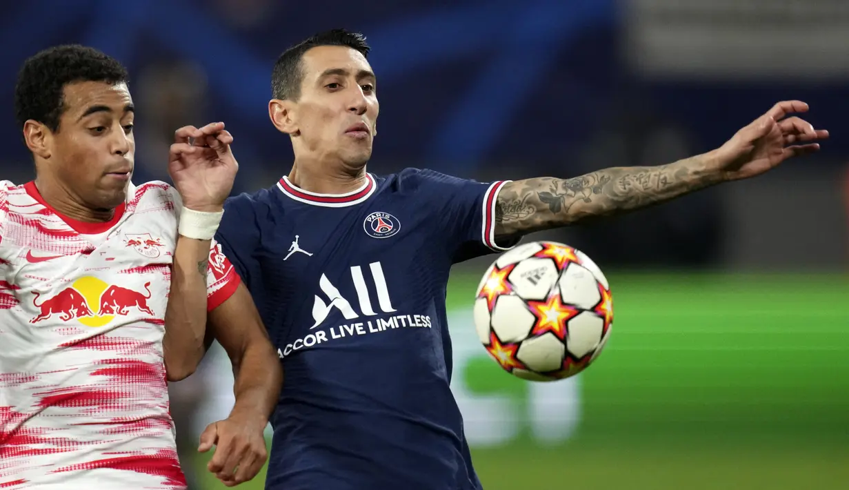 Gelandang Paris Saint Germain (PSG) Angel Di Maria berebut bola dengan gelandang RB Leipzig Tyler Adams pada matchday keempat fase grup Liga Champions di Sheriff Stadium, Kamis dinihari WIB (4/11/2021). PSG harus puas dengan skor imbang 2-2. (AP Photo/Michael Sohn)