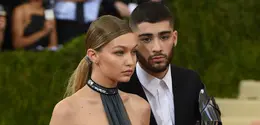 Gigi Hadid dan Zayn Malik tiba di ajang Met Gala 2016 di Metropolitan Museum of Art, New York, Senin (2/5). Pasangan ini terlihat begitu serasi dengan Zayn yang tampil mencuri perhatian dengan aplikasi lengan besi bak Robocop. (TIMOTHY A. Clary/AFP)