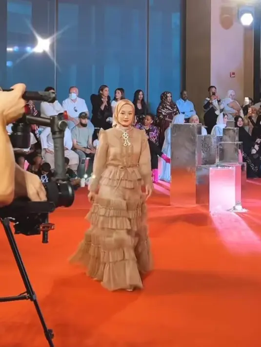 diikat rapi ke belakang leher. (Instagram/dindahw).
Berjalan anggun di atas karpet merah, Dinda Hauw tampil begitu memesona. (Instagram/dindahauw).