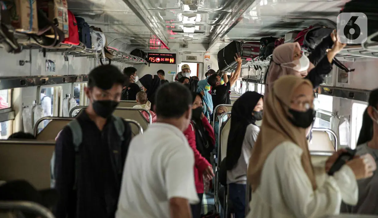<p>Sejumlah pemudik berada dalam kereta tujuan mereka di  Stasiun Pasar Senen, Jakarta, Selasa (26/4/2022). Sepekan menjelang Lebaran, lonjakan jumlah penumpang kereta api sudah mulai terlihat pada Selasa siang ini, dan diperkirakan akan terus bertambah hingga 30 April atau H-2 Idul Fitri. (Liputan6.com/Faizal Fanani)</p>