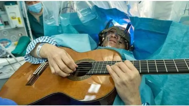 Seorang musisi berusia 57 tahun bernama Li melakukan operasi otak sambil memainkan gitar kesayangan di Shenzen, China. Li menderita penyakit saraf langka bernama musician dystonia.