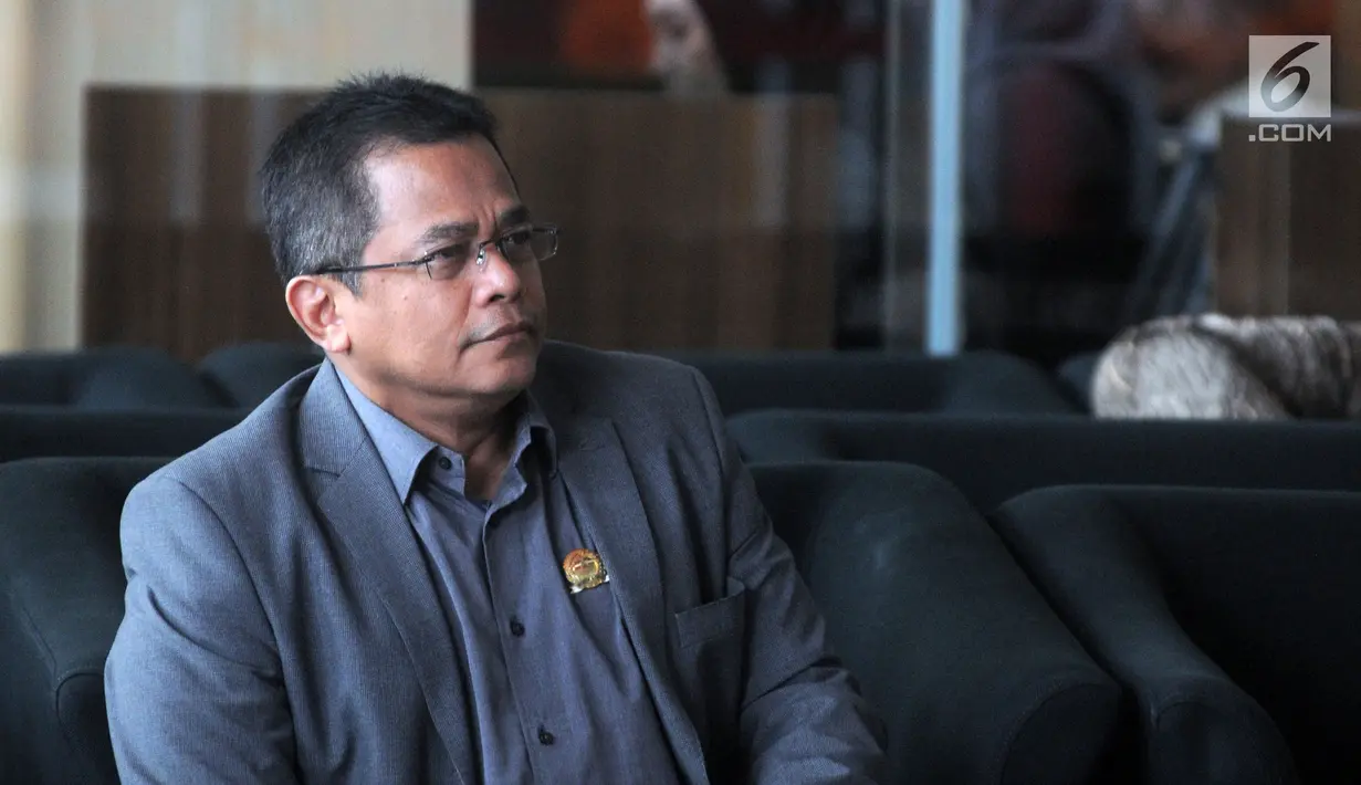 Sekretaris Jenderal DPR, Indra Iskandar berada di ruang tunggu sebelum menjalani pemeriksaan di gedung KPK, Jakarta, Senin (22/4). Indra Iskandar diperiksa sebagai saksi untuk tersangka Romahurmuziy terkait kasus dugaan jual beli jabatan di Kementerian Agama tahun 2018-2019 (merdeka.com/Dwi Narwoko)