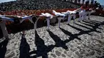 Sekelompok orang melakukan gerakan yoga diatas Piramida Matahari saat merayakan equinox musim semi di situs arkeologi Teotihuacan, Meksiko (21/3). Ritual itu diikuti oleh ribuan pengunjung yang naik ke piramida kuno. (AP Photo/Rebecca Blackwell)
