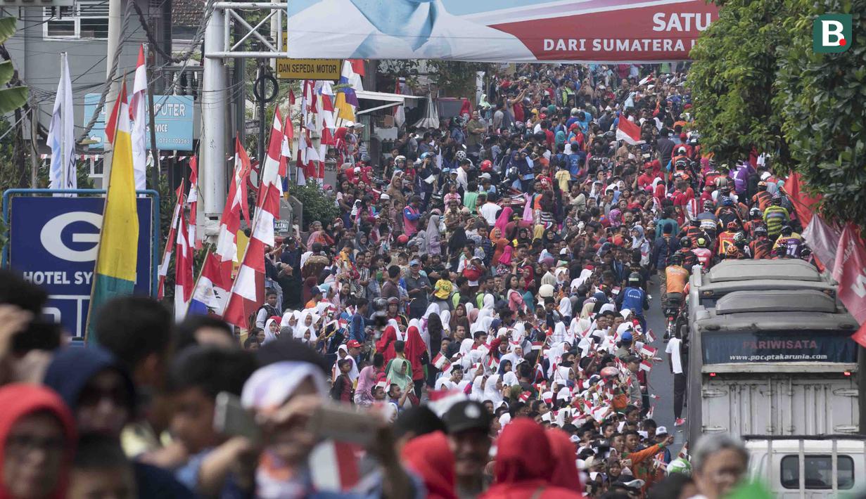 Suasana kemeriahan yang terjadi saat pawai obor Asian Games XVIII di Lampung, Rabu (8/8/2018). Sebanyak 53 kota di Indonesia akan dilalui oleh obor Asian Games. (Bola.com/Reza Bachtiar)