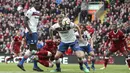 Pemain Liverpool, Mohamed Salah jatuh saat berebut bola dengan pemain Stoke city pada lanjutan Premier League di Anfield, Liverpool, (28/4/2018). Liverpool hanya bermain imbang 0-0 melawan Stoke City. (Martin Rickett/PA via AP)