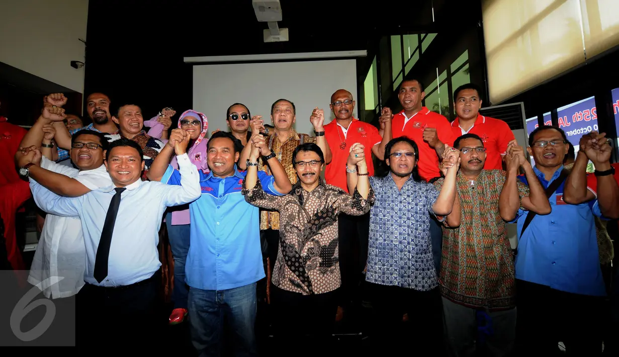 Mantan Menpora, Adhyaksa Dault (tengah) bersama Ikatan Atlet Nasional Indonesia mengangkat tangan usai pendaulatan sebagai Cagub DKI 2017-2022 di Jakarta, Jumat (9/10/2015). Adhyaksa maju sebagai Cagub DKI Jakarta. (Liputan6.com/Helmi Fithriansyah)