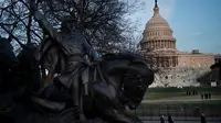 Pagar pengendali kerumunan mengelilingi Capitol Hill sehari setelah massa pro-Trump menerobos masuk ke Gedung Capitol di Washington, DC. Kamis (7/1/2021). Peristiwa penyerbuan di gedung Capitol Hill AS dilakukan oleh massa pendukung Donald Trump pada 6 Januari. (Brendan Smialowski/AFP)