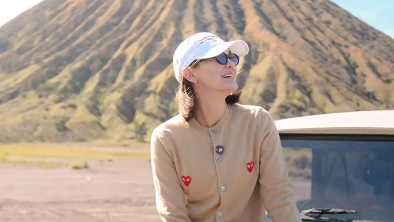 Luna Maya Liburan ke Bromo