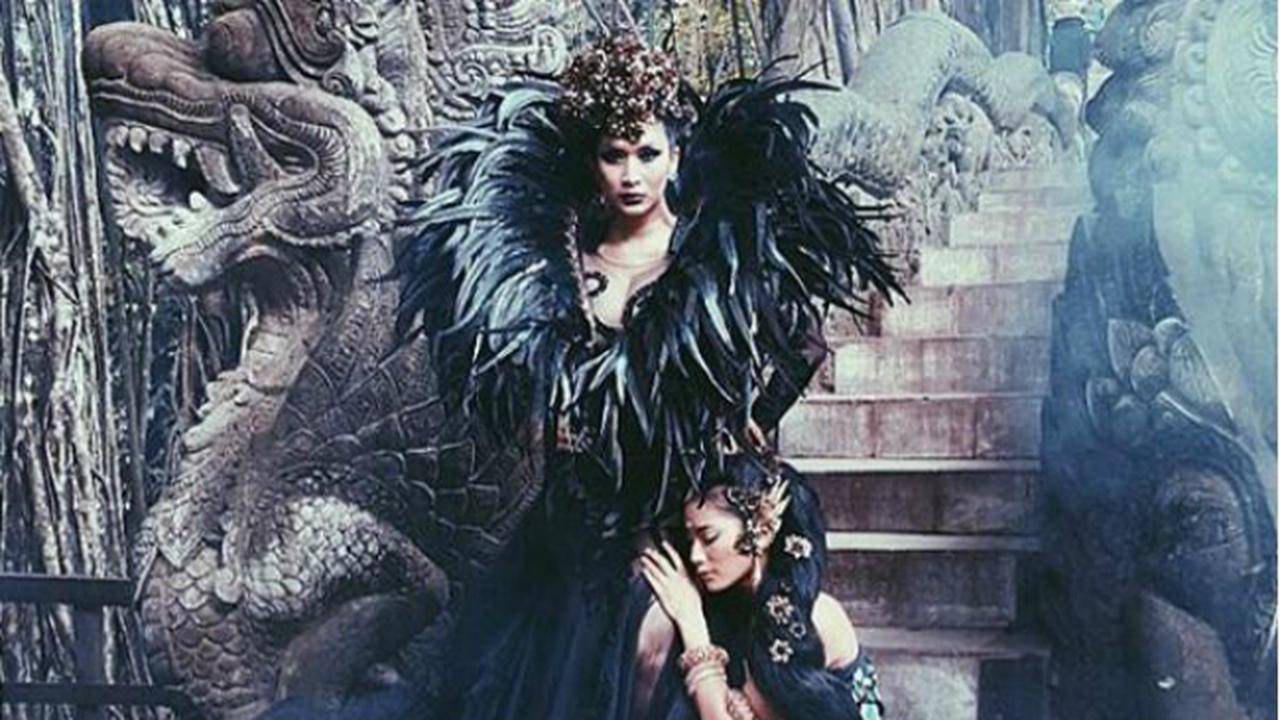 Tara Basro berperan sebagai Ratna Manggali