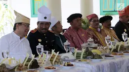 Tokoh nasional Rizal Ramli (kiri) berbincang dengan Sultan Tidore Husain Syah pada HUT ke 910 Kota Tidore di Kesultanan Tidore, Sulawesi Utara, Kamis (12/4). Pada kesempatan itu Rizal Ramli juga mendapat baju adat kesultanan. (Liputan6.com/Pool/Ardi)
