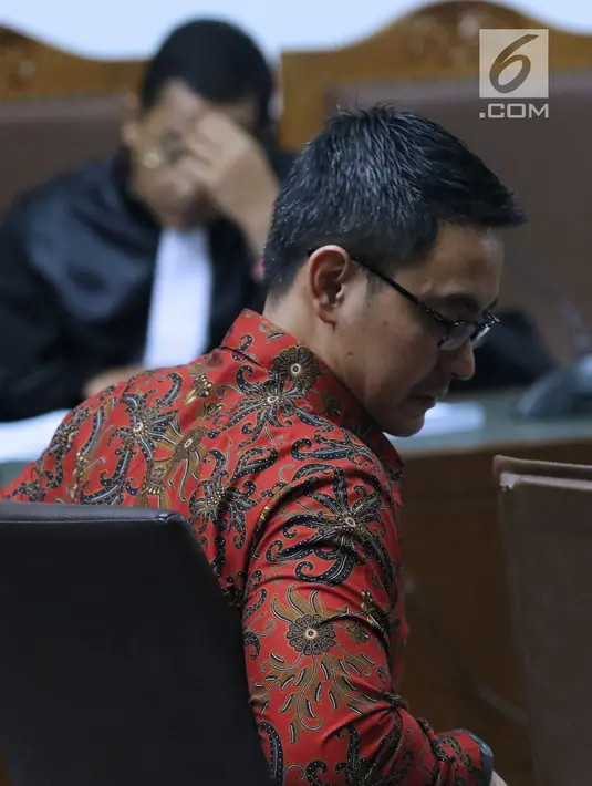 Terdakwa dugaan gratifikasi dan suap pengesahan APBD Provinsi Jambi, Zumi Zola saat sidang lanjutan di Pengadilan Tipikor, Jakarta, Kamis (22/11). Sidang beragenda pembacaan nota pembelaan terdakwa. (Liputan6.com/Helmi Fithriansyah)