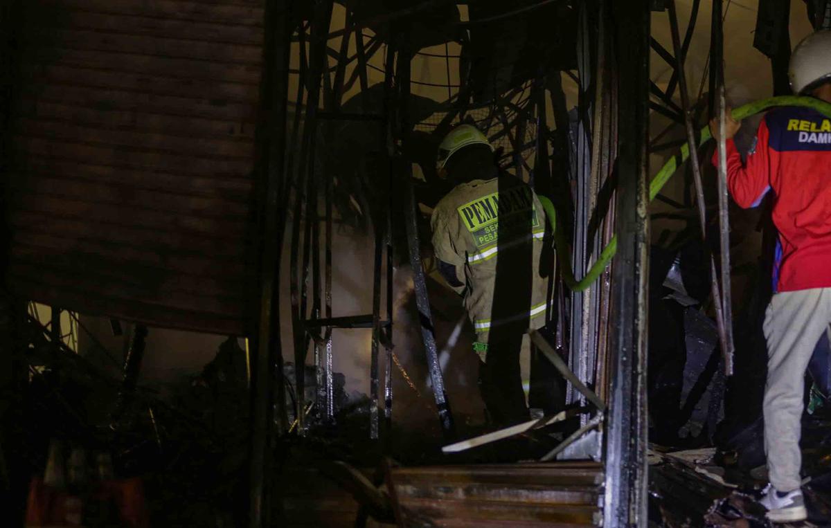 FOTO: Api Lahap Pasar Taman Puring, 500 Kios Hangus Terbakar