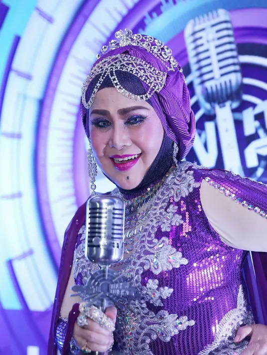 Penyanyi dangdut senior, Elvy Sukaersih mendapat penghargaan Lifetime Achievement Award SCTV Music Awards 2016. Ia tidak menyangka mendapat penghargaan itu. (Nurwahyunan/Bintang.com)