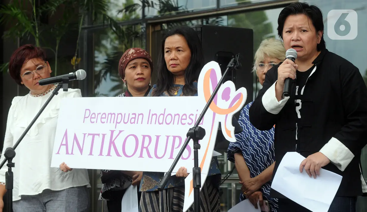 Koalisi Perempuan Antikorupsi menyatakan sikap dukungan di depan Gedung KPK, Jakarta, Selasa (15/10/2019). Perempuan Indonesia Antikorupsi (PIA) membuat surat terbuka untuk Presiden Joko Widodo atau Jokowi terkait penerbitan Perppu KPK. (merdeka.com/Dwi Narwoko)