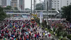 Warga beraktivitas saat Hari Bebas Kendaraan Bermotor (HBKB) di kawasan Bundaran Hotel Indonesia, Jakarta, Minggu (28/12/2014). (Liputan6.com/Faizal Fanani)