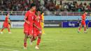 <p>Selebrasi striker Timnas Indonesia U-16, Fadly Alberto (kanan) bersama Evandra Florasta setelah mencetak gol ketiga ke gawang Singapura pada laga matchday pertama Grup A Piala AFF U-16 2024 di Stadion Manahan, Solo, Jumat (21/6/2024). (Bola.com/Radifa Arsa)</p>