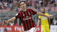 Striker AC Milan, Nikola Kalinic, melakukan selebrasi usai mencetak gol ke gawang Udinese pada laga Serie A di Stadion San Siro, Milan, Minggu (17/9/2017). AC Milan Menang 2-1 atas Udinese. (AP/Luca Bruno)