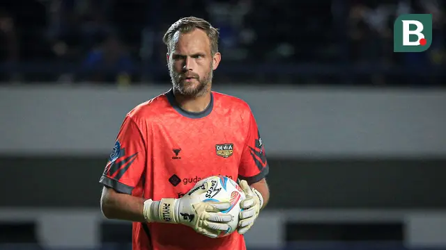  Aksi Solid Kiper Asing Dewa United, Sonny Stevens sebelum Akhirnya Dibobol Tendangan Ezra Walian di BRI Liga 1 2023 / 2024