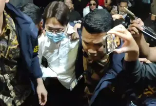Polda Metro Jaya menahan dokter Richard Lee, tersangka kasus pelanggaran perlindungan konsumen. Ia ditahan setelah menjalani pemeriksaan tambahan.