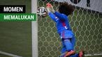 Berita video momen memalukan kiper bintang Piala Dunia 2014, Guillermo Ochoa, yang akhirnya takluk dengan gol langsung dari sepak pojok.