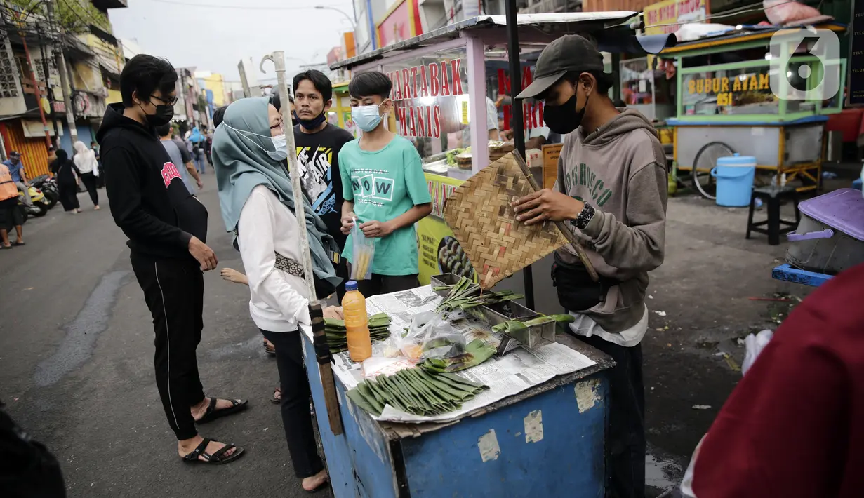 Pedagang kaki lima (PKL) berjualan di kawasan Pasar Lama Tangerang, Banten, Sabtu (18/9/2021). Menko Perekonomian Airlangga Hartarto mengatakan Presiden Joko Widodo akan meluncurkan program Bantuan Langsung Tunai (BLT) untuk 1,2 juta PKL dan pemilik warteg. (Liputan6.com/Angga Yuniar)
