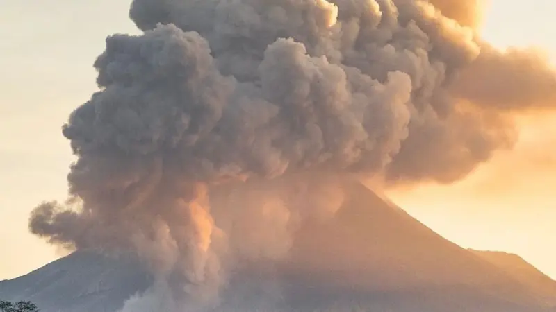 Gunung Merapi di Jawa Tengah ketika meletus