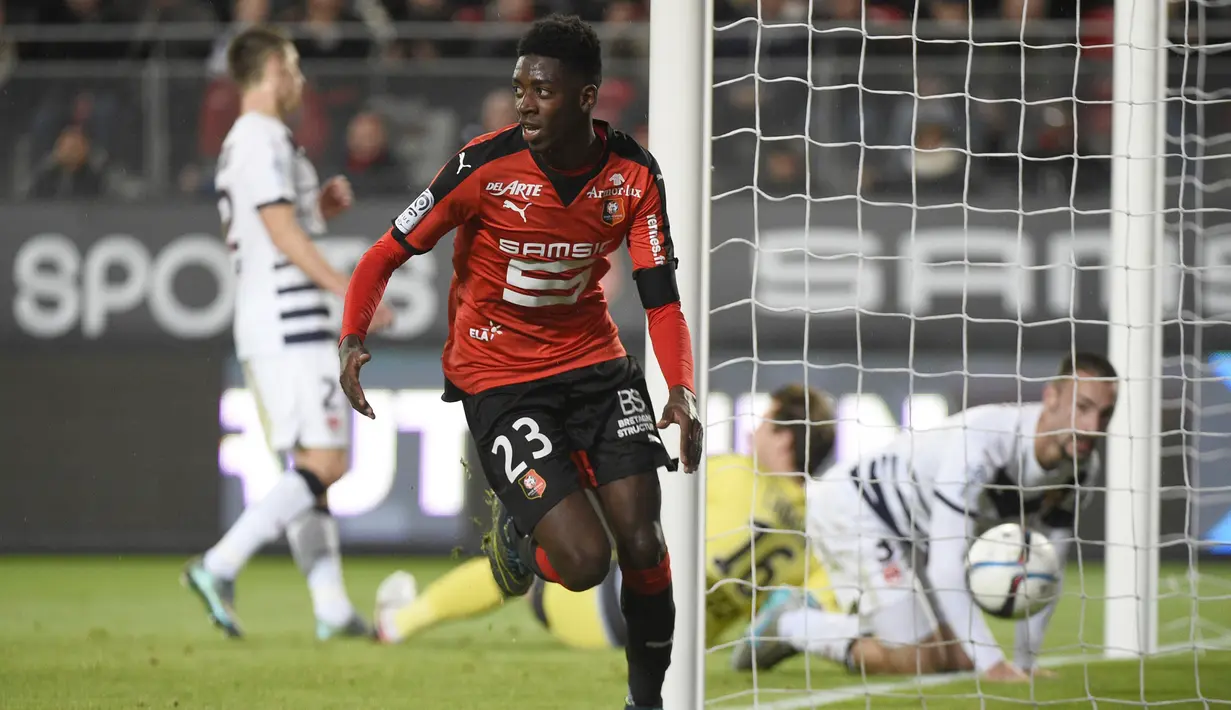 Barcelona dikabarkan Sport.es sangat serius memburu tanda tangan penyerang muda Rennes, Ousmane Dembele. Manajemen Los Cules telah menyiapkan dana hingga Rp 144 miliar demi bisa mendapatkan tanda tangan pemain 18 tahun tersebut. (AFP/Damien Meyer)