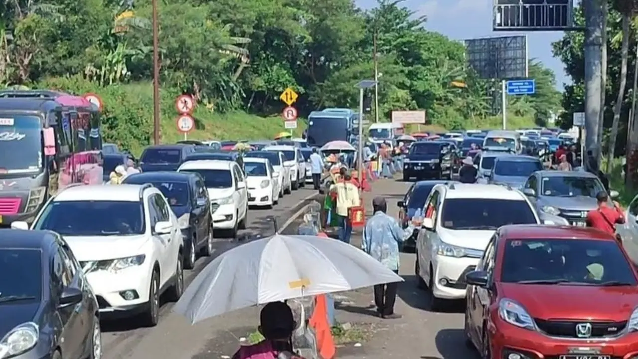 Volume kendaraan arah Jakarta menuju kawasan Puncak, Bogor, Jawa Barat mulai mengalami peningkatan, Minggu pagi (23/4/2023) atau hari kedua Lebaran Idul Fitri.